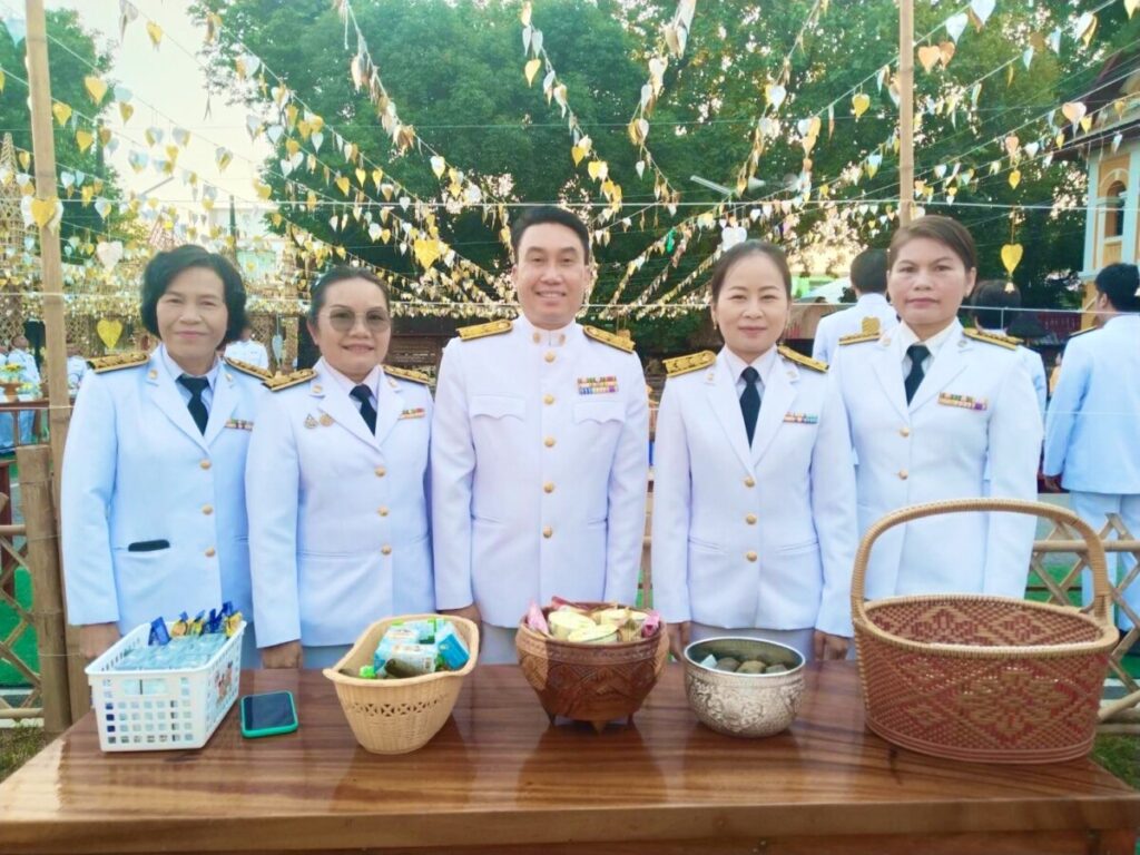 พิธีตักบาตรเนื่องในวันคล้ายวันพระราชสมภพ พระบาทสมเด็จพระบรมชนกาธิเบศร มหาภูมิพลอดุลยเดชมหาราช บรมนาถบพิตร วัดศรีเทพประดิษฐาราม 2 S 44294193 0