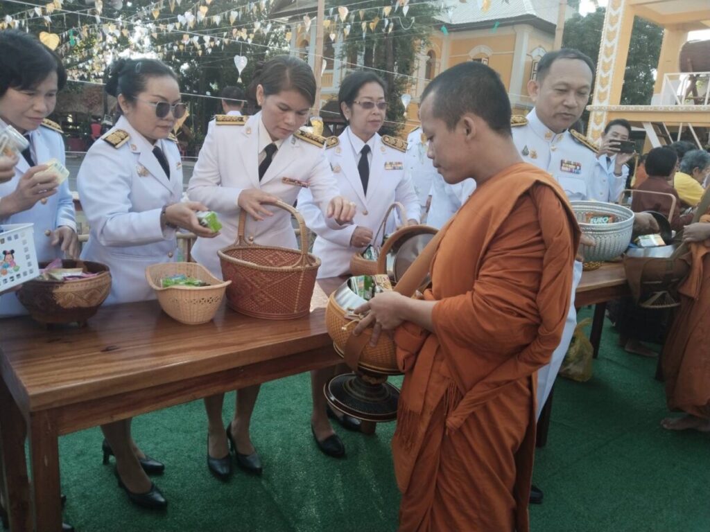 พิธีตักบาตรเนื่องในวันคล้ายวันพระราชสมภพ พระบาทสมเด็จพระบรมชนกาธิเบศร มหาภูมิพลอดุลยเดชมหาราช บรมนาถบพิตร วัดศรีเทพประดิษฐาราม 3 S 44294196 0