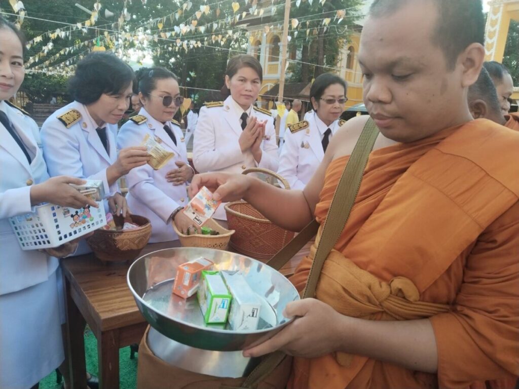 พิธีตักบาตรเนื่องในวันคล้ายวันพระราชสมภพ พระบาทสมเด็จพระบรมชนกาธิเบศร มหาภูมิพลอดุลยเดชมหาราช บรมนาถบพิตร วัดศรีเทพประดิษฐาราม 4 S 44294200 0