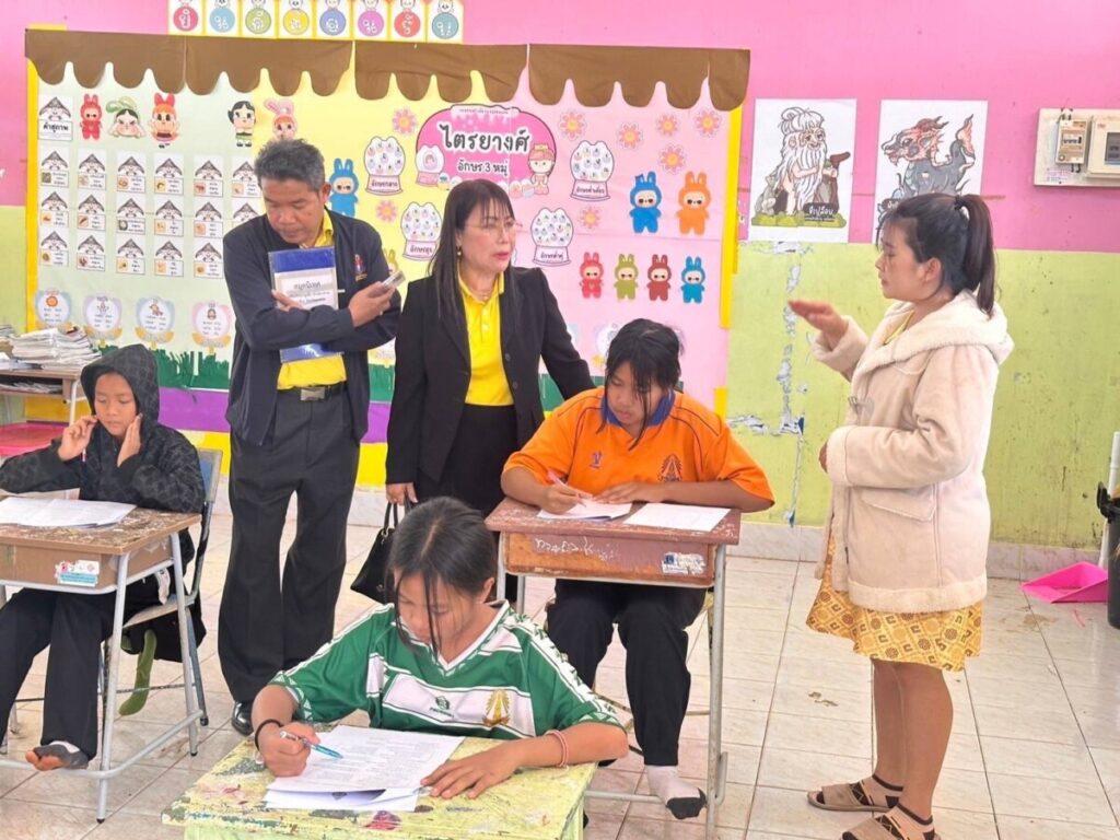 นิเทศ ติดตามการดำเนินการคัดกรอง ความสามารถในการอ่านและการเขียนของนักเรียน เครือข่ายสุนทรอาจสามารถนาทราย 5 S 4522067 0