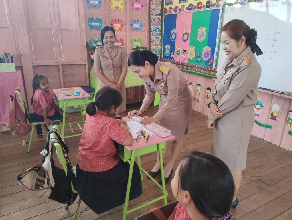 ผอ. สพป.นครพนม เขต 1 ลงพื้นที่ตรวจเยี่ยมโรงเรียนบ้านดงโชค พร้อมให้กำลังใจคณะครู 2 7571 0