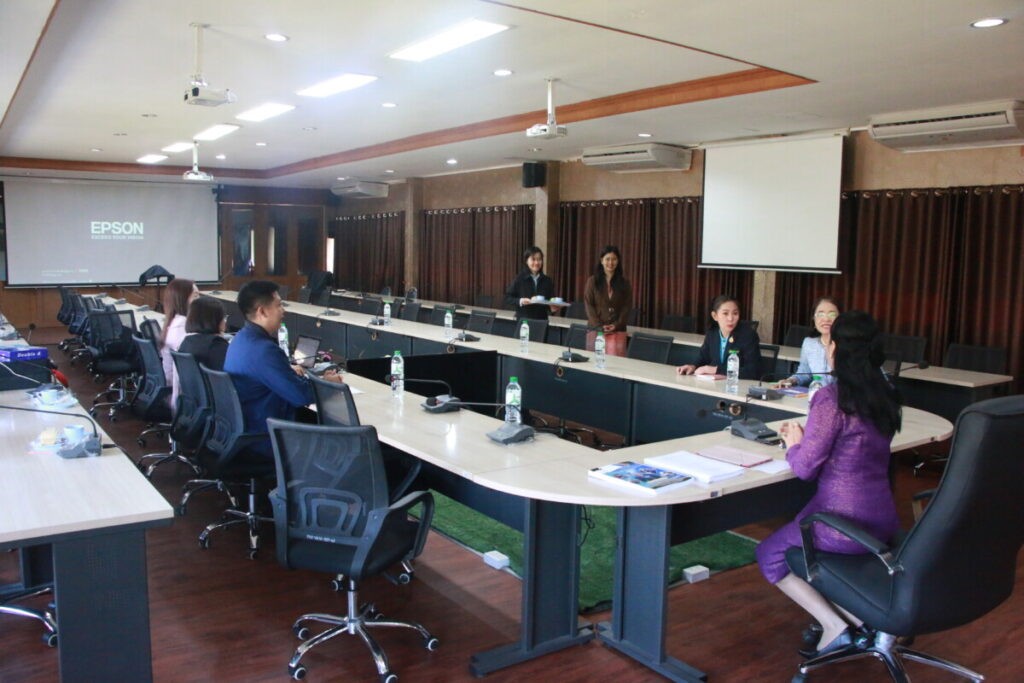 ประชุมคณะทำงานการพัฒนางานตามข้อตกลงของข้าราชการครูและบุคลากรทางการศึกษา ตำแหน่ง ผู้อำนวยการสำนักงานเขตพื้นที่การศึกษา ครั้งที่ 1/2568 4 IMG 1256