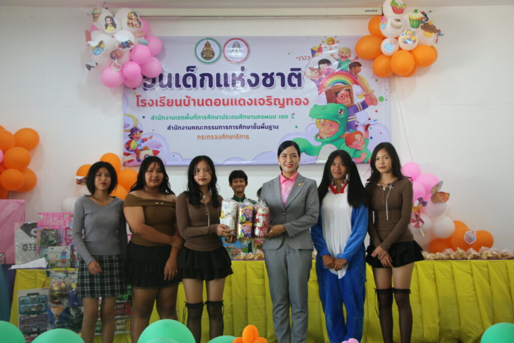 ผอ. สพป.นครพนม เขต 1 ร่วมเปิดงานวันเด็กแห่งชาติที่โรงเรียนบ้านดอนแดงเจริญทอง พร้อมแจกของรางวัลให้แก่นักเรียน 3 IMG 9639