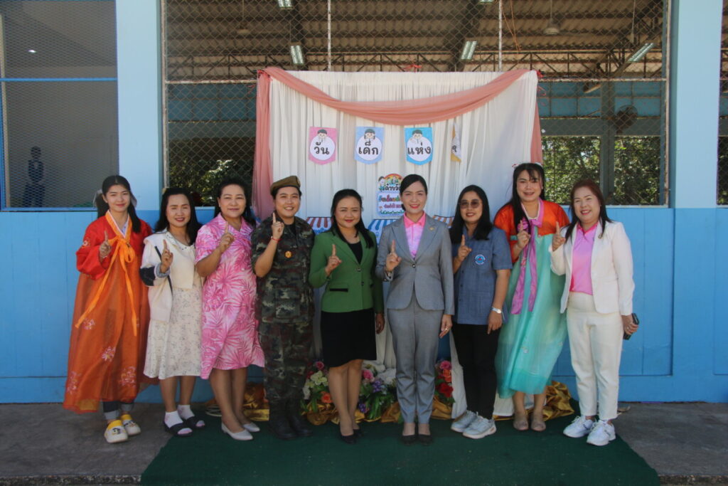 ผอ. สพป.นครพนม เขต 1 ร่วมเปิดงานวันเด็กแห่งชาติที่โรงเรียนบ้านดอนแดงเจริญทอง พร้อมแจกของรางวัลให้แก่นักเรียน 1 IMG 9687