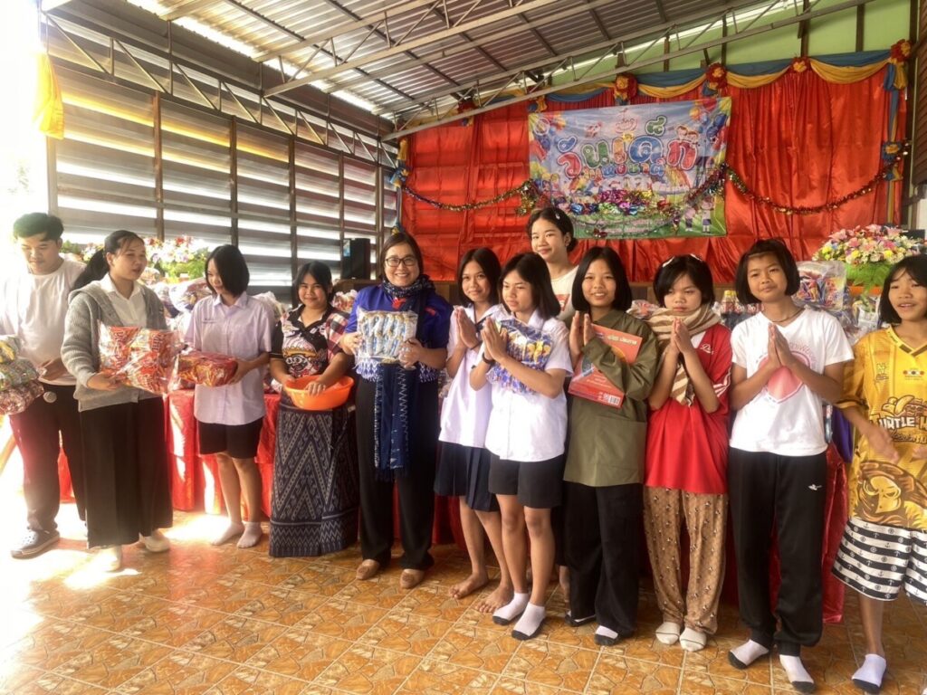 สพป.นครพนม เขต 1 ร่วมงานวันเด็ก โรงเรียนในเครือข่ายฝั่งแดงน้ำก่ำ 2 S 45629542 0