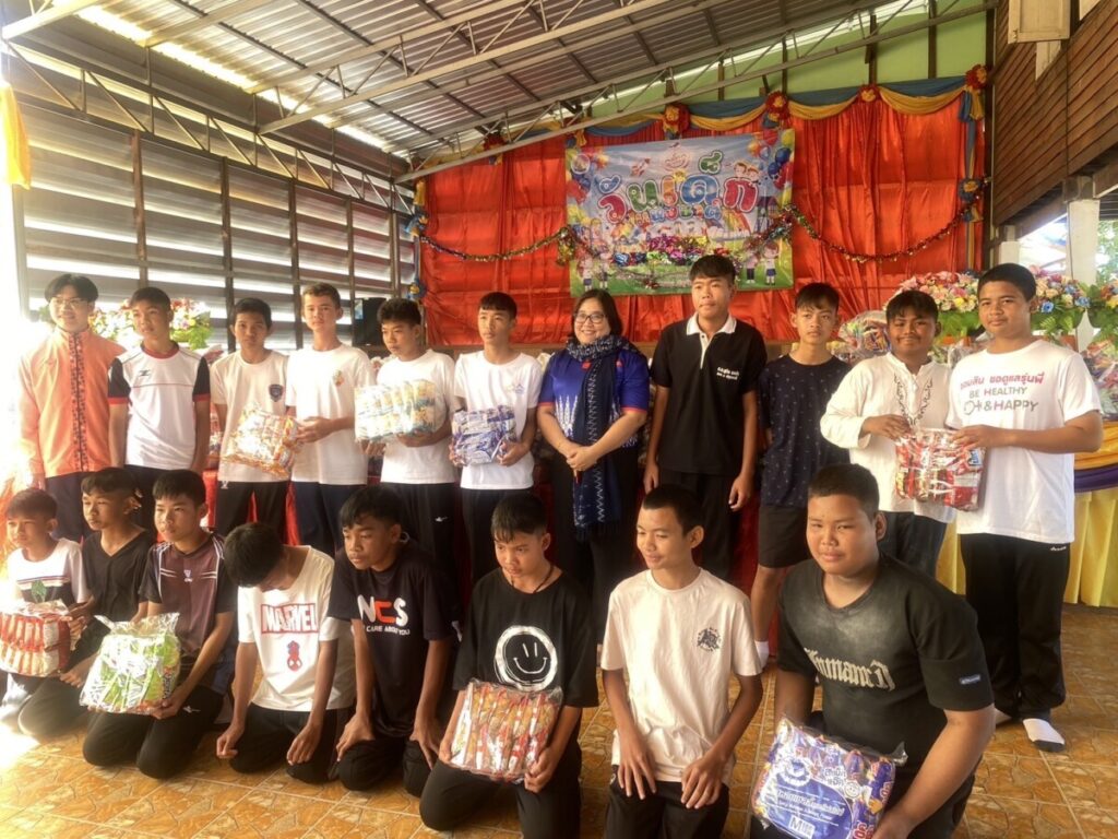 สพป.นครพนม เขต 1 ร่วมงานวันเด็ก โรงเรียนในเครือข่ายฝั่งแดงน้ำก่ำ 1 S 45629543 0